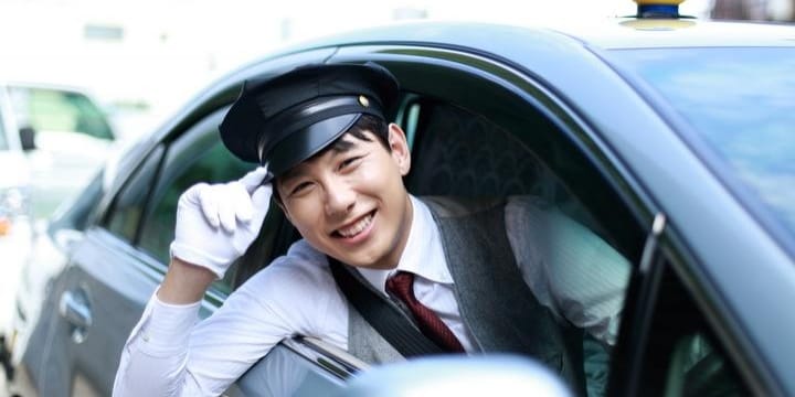 お尻を出したまま走行したタクシー運転手、なぜ公然わいせつ罪にならなかったのか?