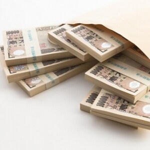 落とし物はちゃんと届けて！　280万円入りの財布ネコババで逮捕