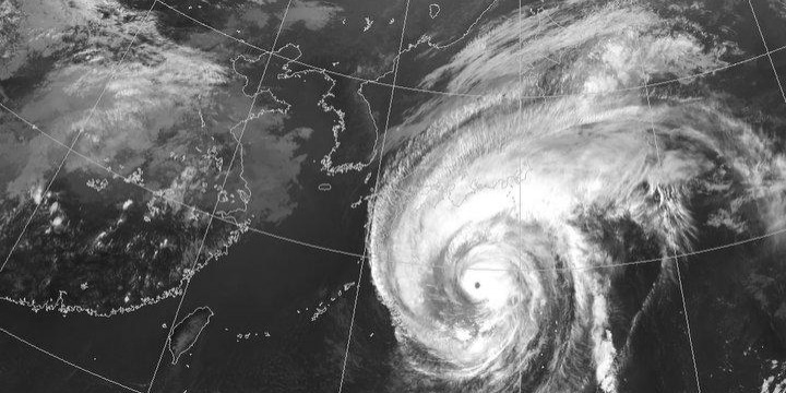 強烈な「台風19号」飛来物対策も重要 飛んだ瓦などでトラブルが起きる可能性も