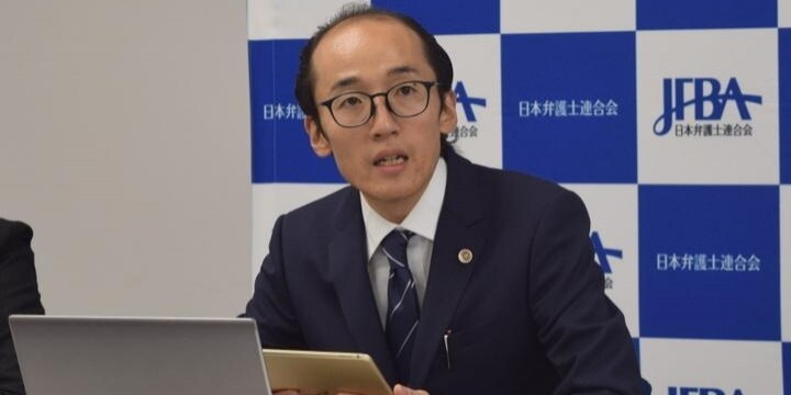 両手に手錠をかけられたまま食事、日弁連が勧告「憲法に違反する人権侵害」