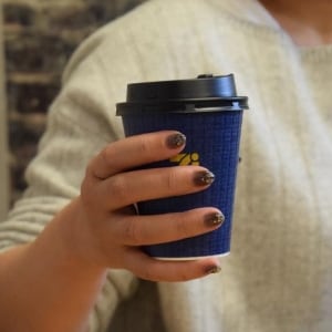 「コンビニコーヒー」多く注いだ男性、なんで立件されないの？