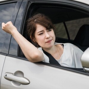 はみ出して駐車している上司の車にこすってしまった…100%修理費用払わないとだめ？