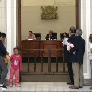 半裸男、立ち小便をかきわけ「ペルー最高裁」へ…汚職の横行、職員も「裁判所は信頼していない」