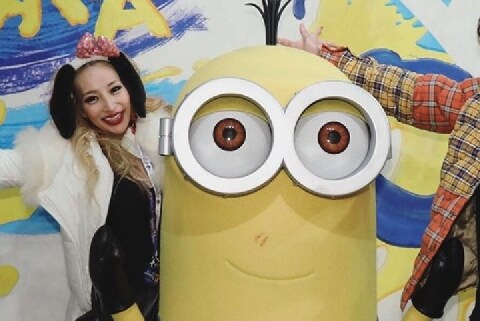 「ミニオンがかわいそう」  加藤紗里さんがキスマーク、「器物損壊罪」は成立する？