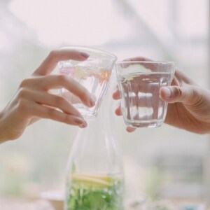 居酒屋で全員「飲み物は水」が話題に　「別に良くね？」「非常識だ」賛否の声