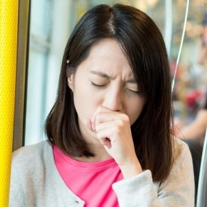 「マスクせずに咳」でトラブル増加、電車から無理やり降ろしたらどうなる？