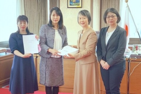 「共同親権では、子どもの安全が守れない」慎重な議論求め、1万人の署名提出