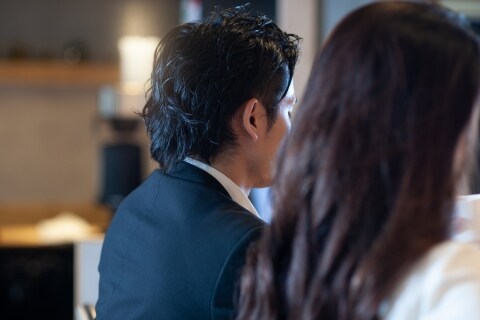 夫の車が「ラブホ駐車場」に…勤務中の逢瀬、会社に伝えるのはダメ？