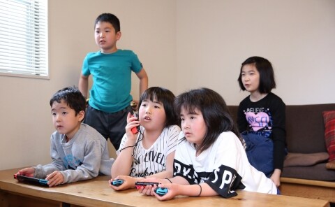 新型コロナ「休校」、困った親が「子どもを預けあおう」　トラブル対策の心構えは？