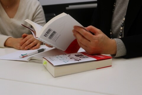 「取材先と寝てでもネタを取れ」メディアのセクハラ問題、女性記者たちの模索