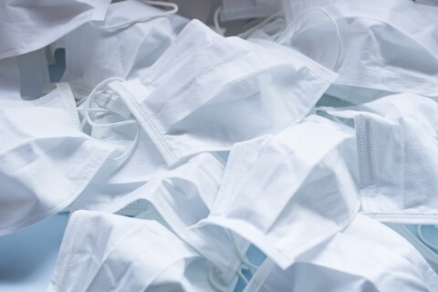 「マスク緊急増産」なら残業させ放題って本当？　厚労省の通知、実のところは…