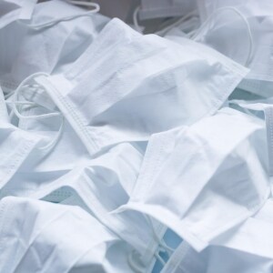 「マスク緊急増産」なら残業させ放題って本当？　厚労省の通知、実のところは…