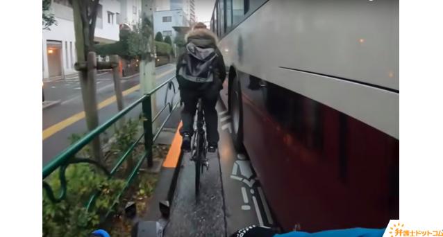 自転車と至近距離で運転するバス。ヒカリマンさんの前に自転車がもう1台走行していた（https://www.youtube.com/watch?v=ID6eua1E7q4）