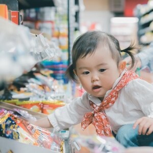 スーパーで食料品を「ベタベタ触る」子どもに疑問の声…親は商品を買い取らないとダメ？