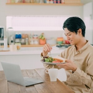 昼食とりながら仕事「1時間早く帰りたい」　休憩不要の声、会社は認めていいの？