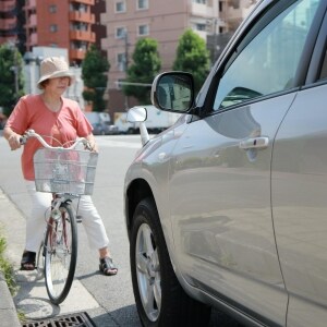 事故った相手、警察嫌がる「会社にバレるとまずい」　当事者だけで示談していい？
