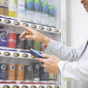 自販機の「取り忘れドリンク」、本当にラッキー？　過去の「凶悪事件」知っていますか