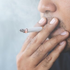 タバコで汚れた「ヤニ部屋」、不動産屋「クロス張り替えろ」　退去者は全額負担すべき？