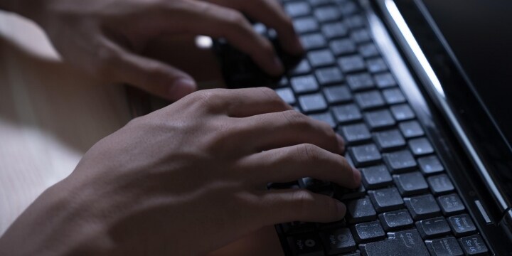 「コロナ一家」と掲示板にデマ書き込まれ…「誹謗中傷ホットライン」に2カ月で相談500件