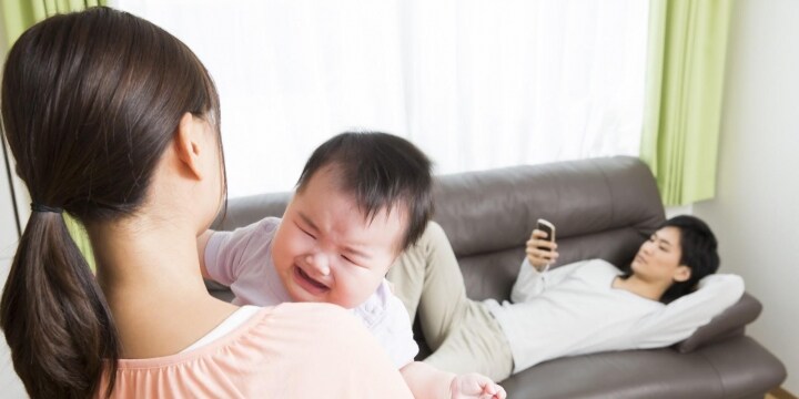 スマホ依存 の夫にもう限界 子どもが泣いても無視 世話もせず 離婚できる 弁護士ドットコム