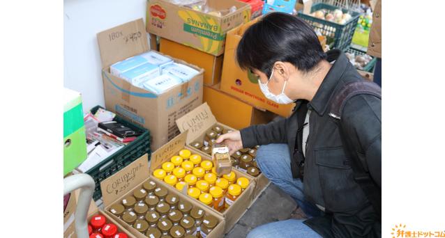 ハラルショップでスパイスを選ぶ室橋さん。この店はマスクも売られていた（土井大輔撮影）