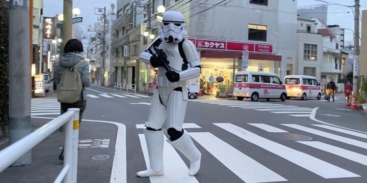 住宅街を巡回する「ストームトルーパー」を直撃…意外な正体は？【2020年傑作選】