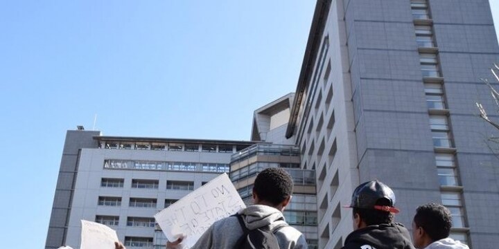 「まるで拷問」コロナで深刻化する入管の長期収容…医療受けられず「骨折」放置、帰国もできない