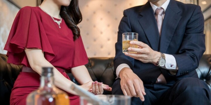 「これって恋愛詐欺?」 客から「300万円」支援の申し出に悩むキャバ嬢…返還義務は?