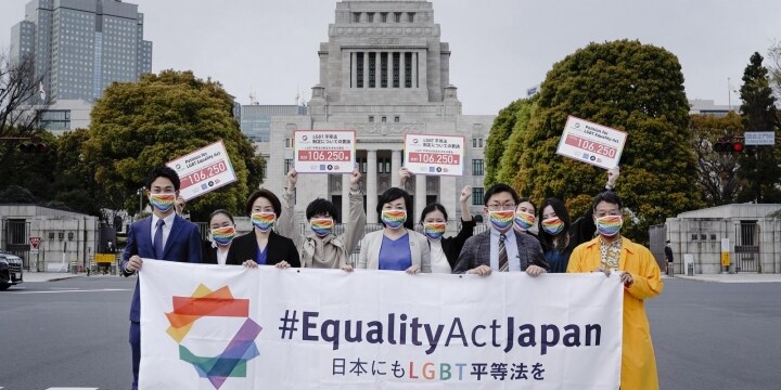 「LGBT平等法」制定もとめる署名「10万筆」、自民党に提出…五輪前の成立を訴え