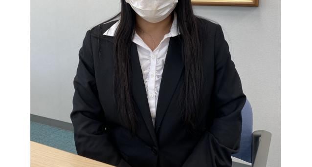 被害を語る原告女性