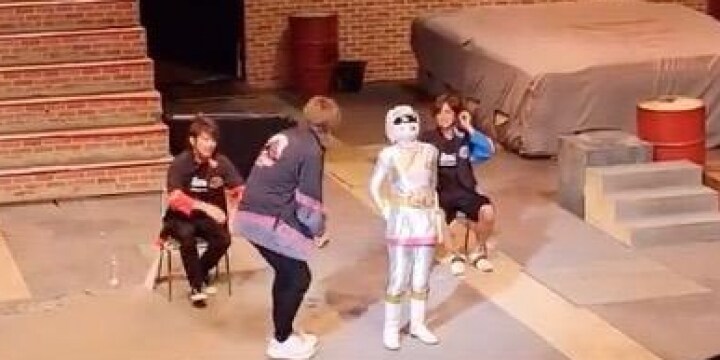 純烈リーダー酒井さん、特撮ヒーロー女性のお尻触って炎上 「子どもの前で何してるんだ」