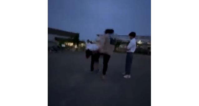 顔を蹴るシーン