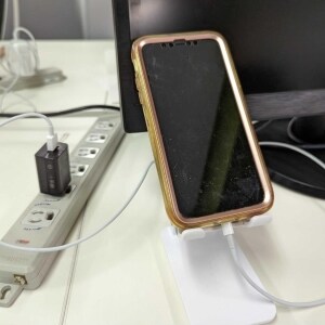 会社で「私用スマホの充電」はNG？　「会社と自宅の境目もできないのか」投稿話題