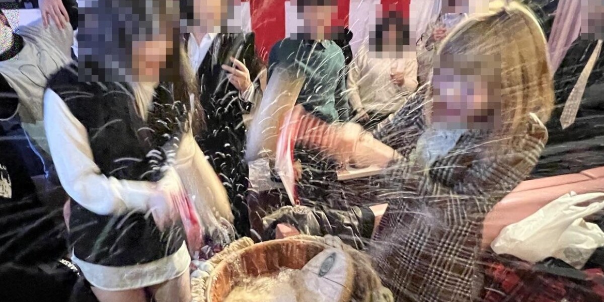 「実家みたいに居心地がいい」 新宿二丁目・女装バーに集まる人たちの「年越し」風景