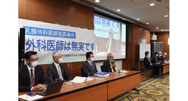 弁論後に支援者を前に会見する弁護団