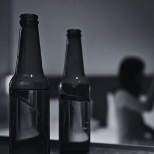 馬乗りになってDV、泣き叫ぶ子ども…事件の背後に潜む「アルコール依存症」、弁護士はどう介入する？