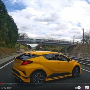 高速道路の中央で「車体を横向き」　生々しい「あおり運転」動画、ネットで話題に