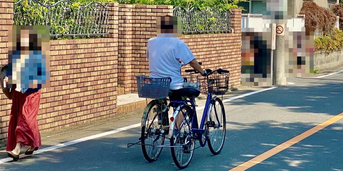 「あ、器用なおじさんだ」 自転車に乗りながらもう一台を運ぶ「スゴ技」目撃、弁護士は「違反行為です」