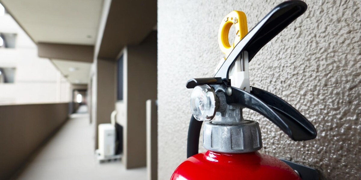 投げ銭で生活する男が「怒りの生配信」マンション5階から消火器を放り投げ　身勝手な犯行動機とは