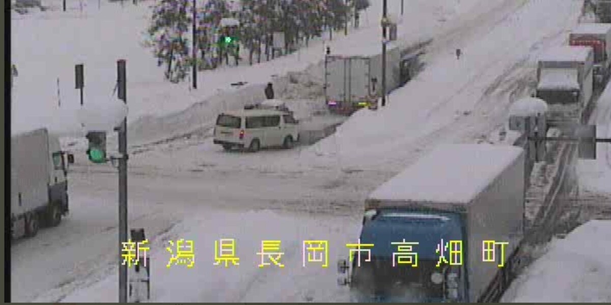 大雪立ち往生の原因になる「ノーマルタイヤ走行」、道交法違反と必死の啓発ツイート