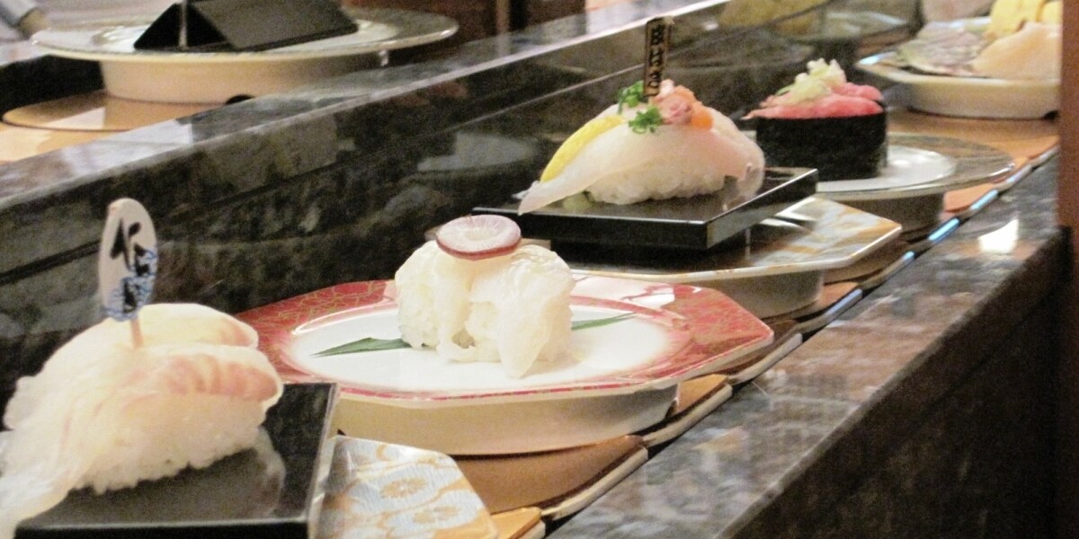 迷惑客に揺れる「回転寿司」、スゴい仕組みはどう進化してきたのか