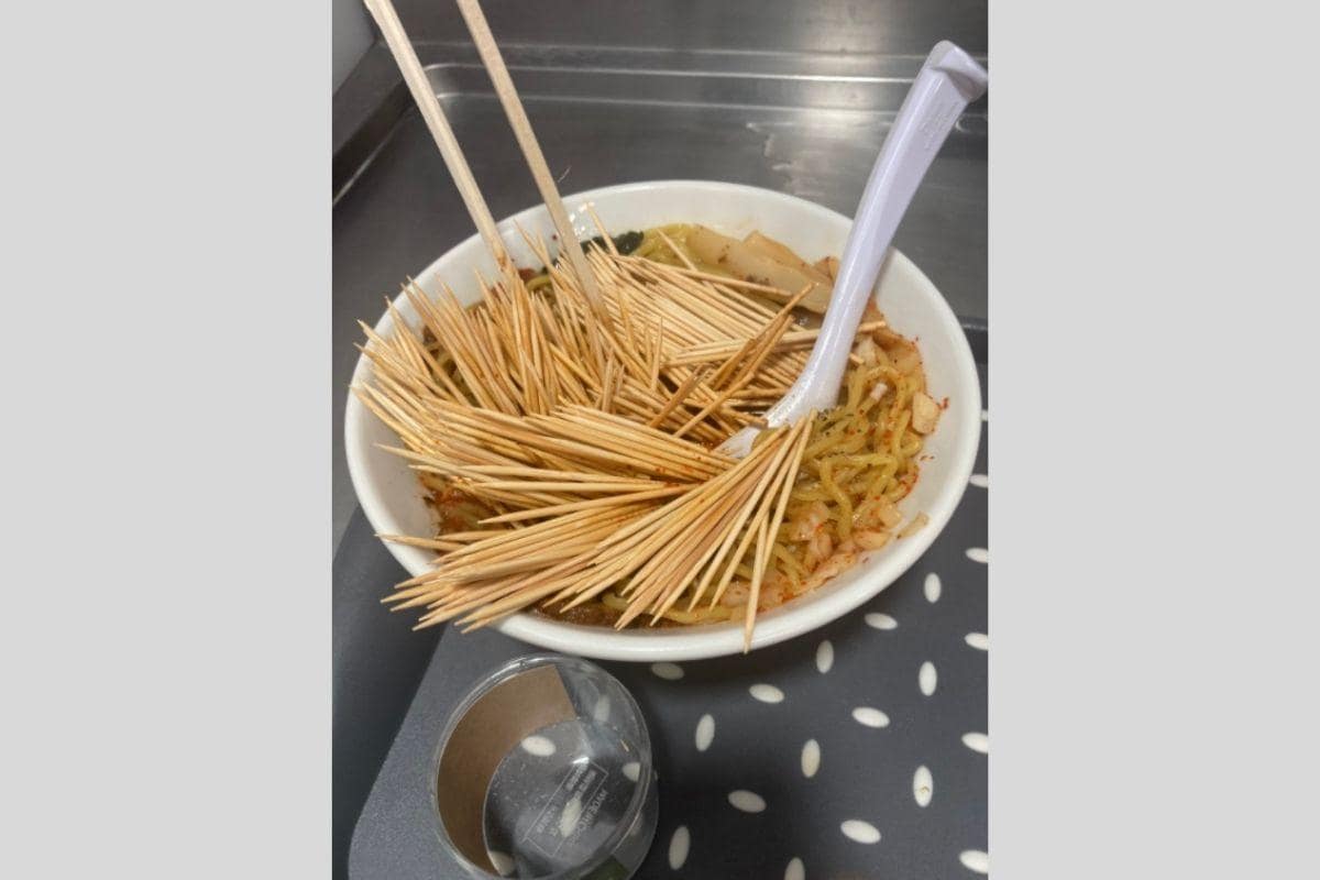 1年前に被害に遭った「爪楊枝500本事件」（中華そば「いっけんめ」🍜 (@toriCafeIKKENME) ツイートより）
