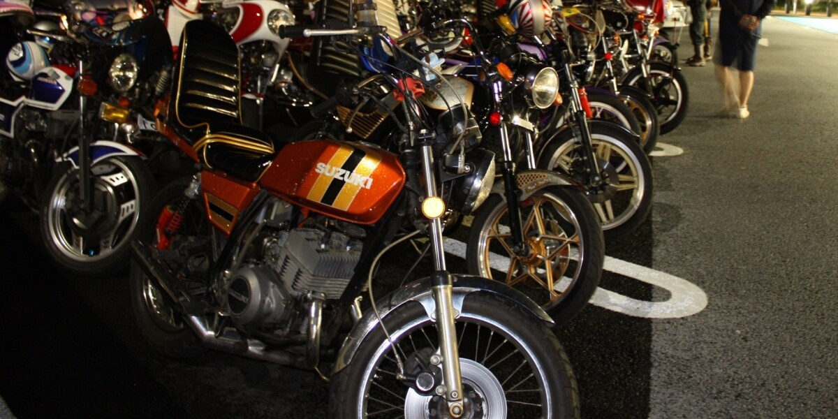 中年暴走族「旧車會」に戦々恐々…騒音まき散らす集団走行、飲酒運転やポイ捨ての目撃情報も