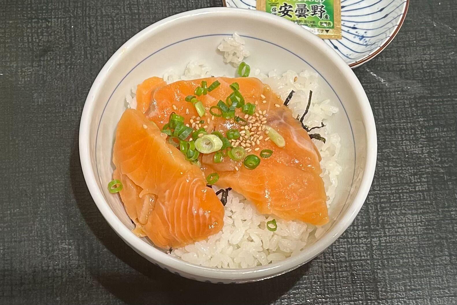 実際のサーモン丼（2023年6月27日／都内の「なか卯」／弁護士ドットコム）