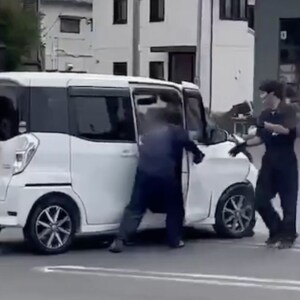 高齢ドライバーが駐車場で「大暴走」、従業員決死の制止も振り切り計3台に衝突　SNSで話題に
