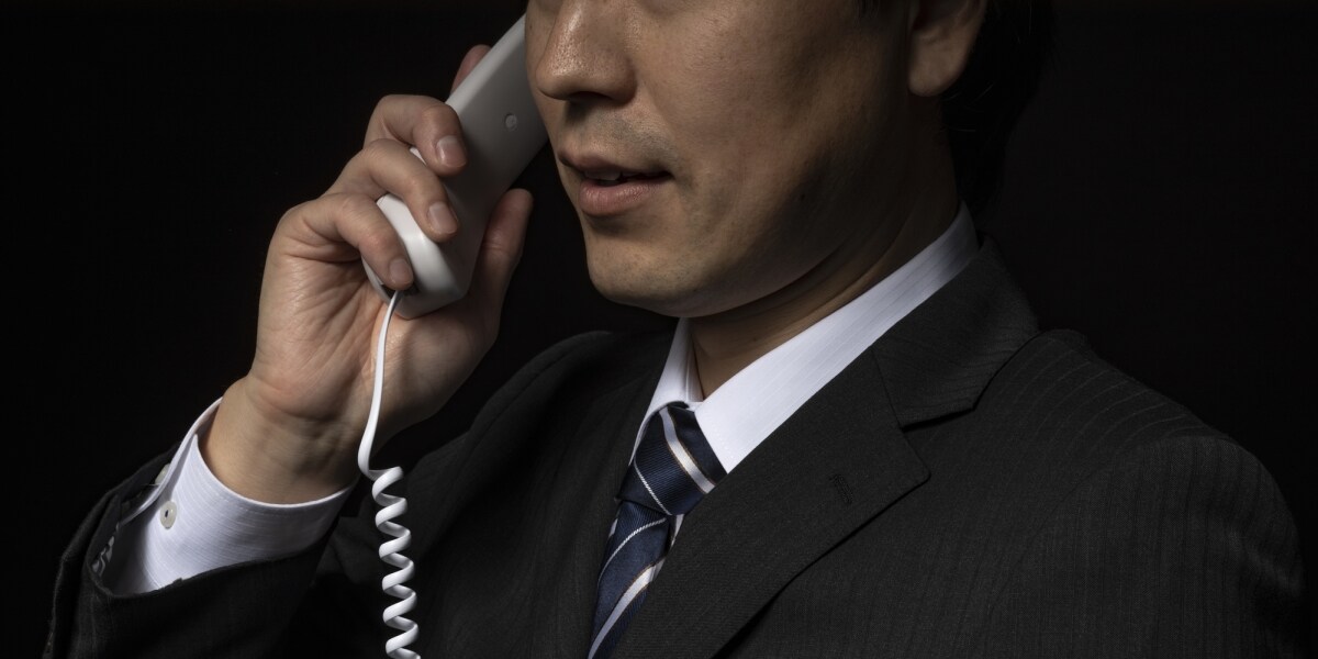 集団ストーカーは実在します」統合失調症の患者の不安につけ込む、探偵 