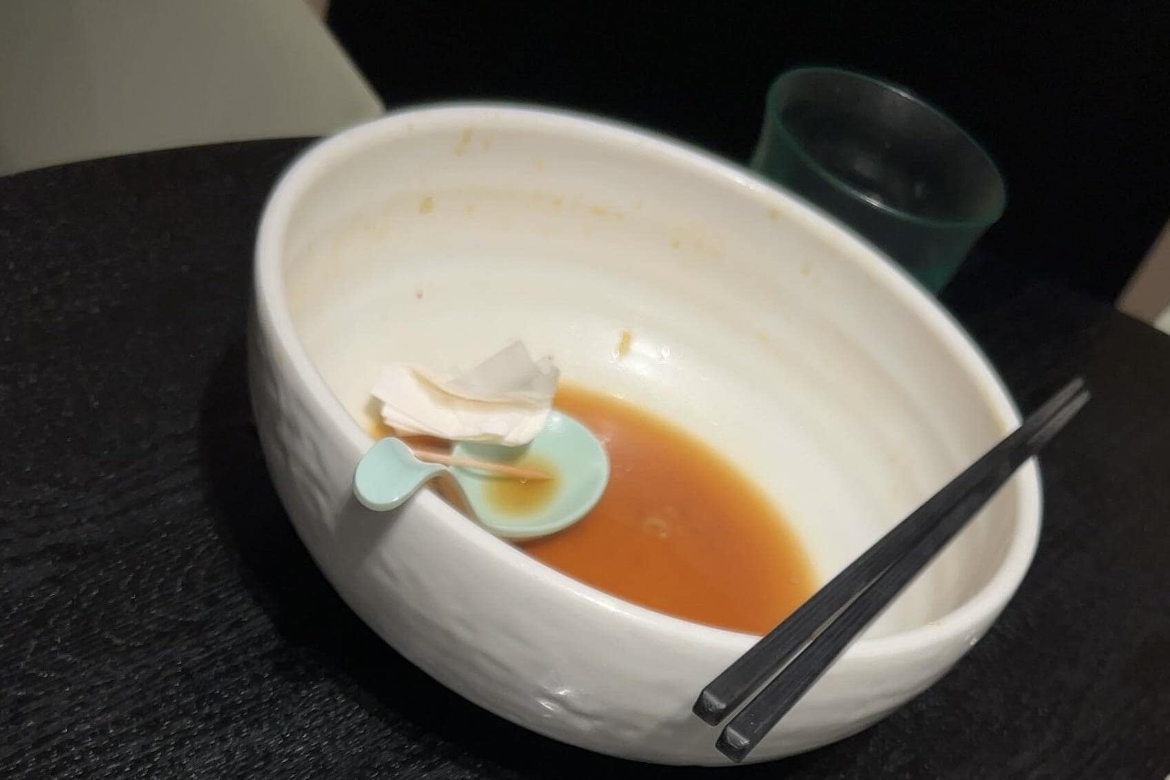 ある飲食店でもスープの入った丼にティッシュや爪楊枝が捨てられていた（店は「いっけんめ」ではありません）
