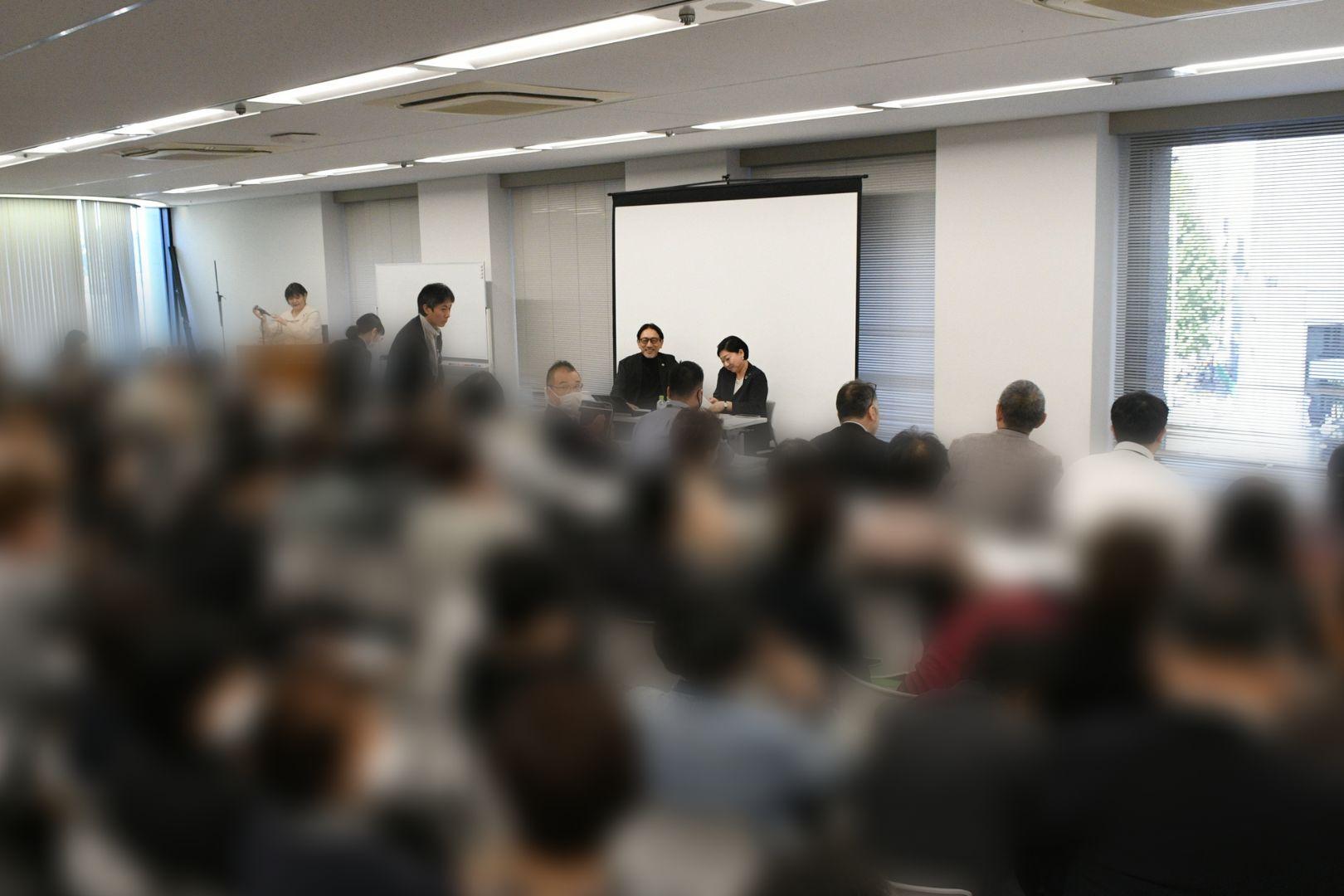 報告会場に集まった多数の女性たち（2023年10月23日、弁護士ドットコム撮影）