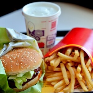 「食品の異物混入」をSNS発信したがる人々  情報に誤りあれば「法的責任問われるリスクも」