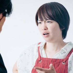 ネットの「陰謀論」にハマった無職の夫、我慢できずブチギレた妻に逆上「DVだ」「精神病だ」…離婚の行方は？